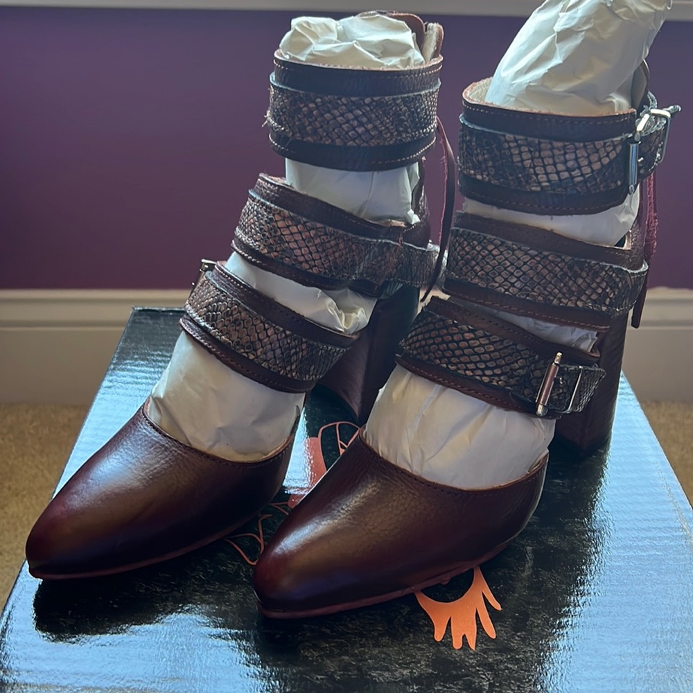 Freebird, JACLYNN, wine multi, size 9. Brand new!